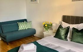 20 Min To Central London- 2 Bedrooms Apartment